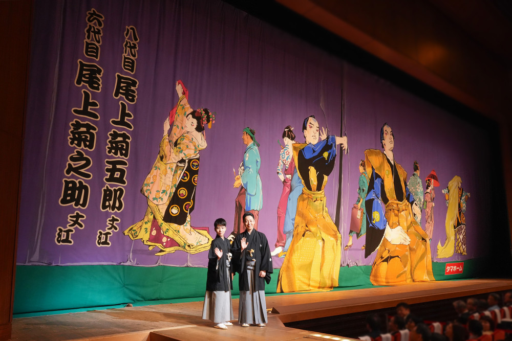 荒木飛呂彦氏デザインの『襲名披露祝幕』が公開されました｜新着