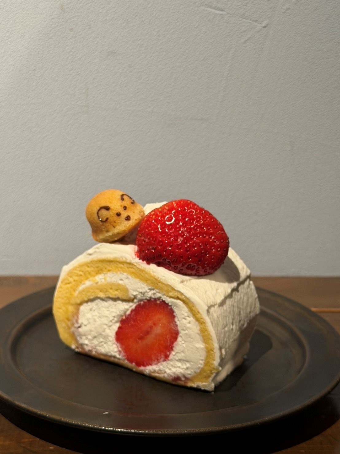 あまおうロール(ネズミマドレーヌのせ)