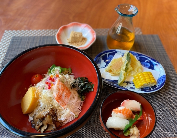 五島うどん　にぎり寿司付き