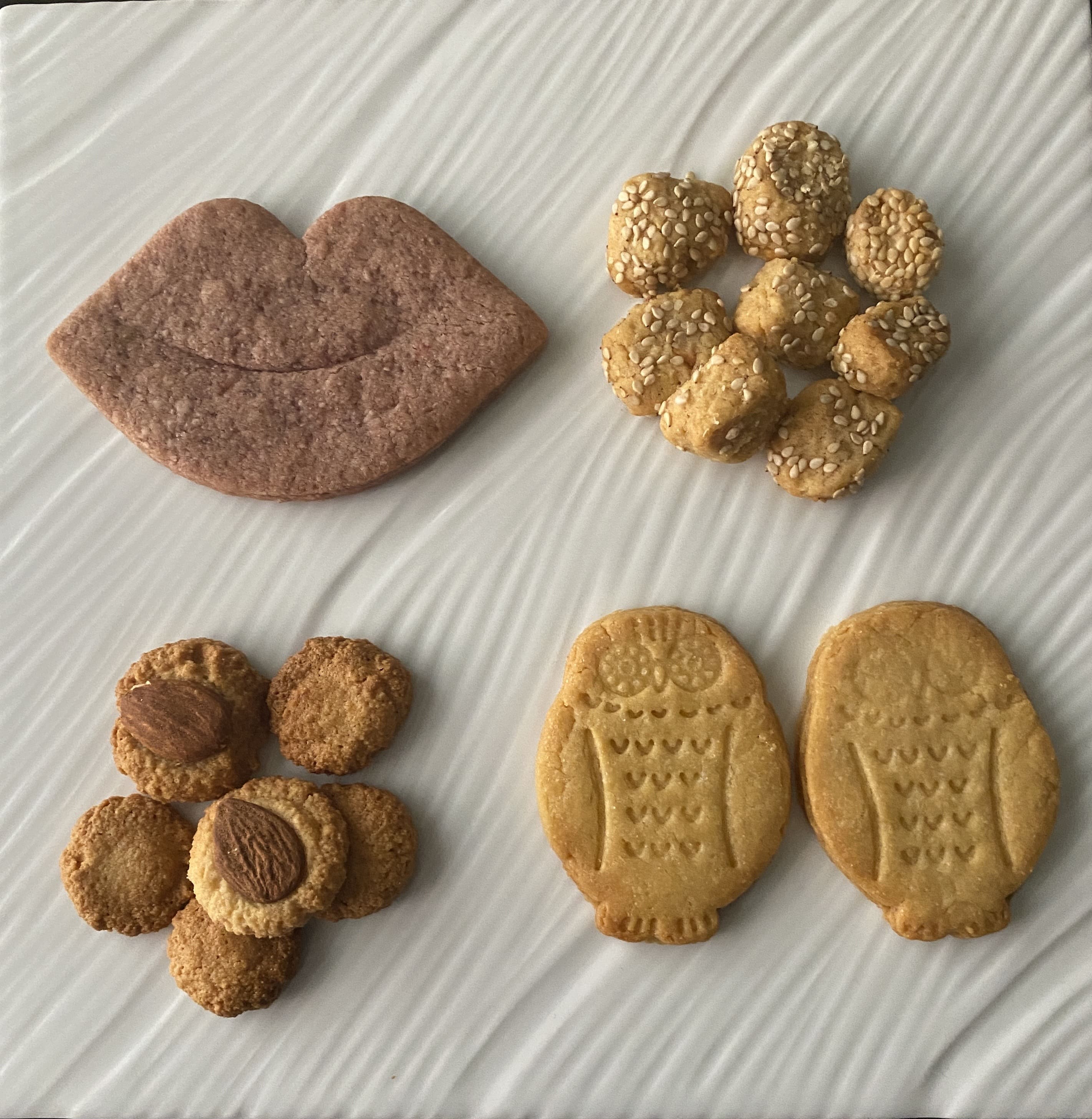 (左上)大きなくちびるクッキー・(右上)ごまクッキー・(左下)アーモンドクッキー・(右下)ふくろうクッキー