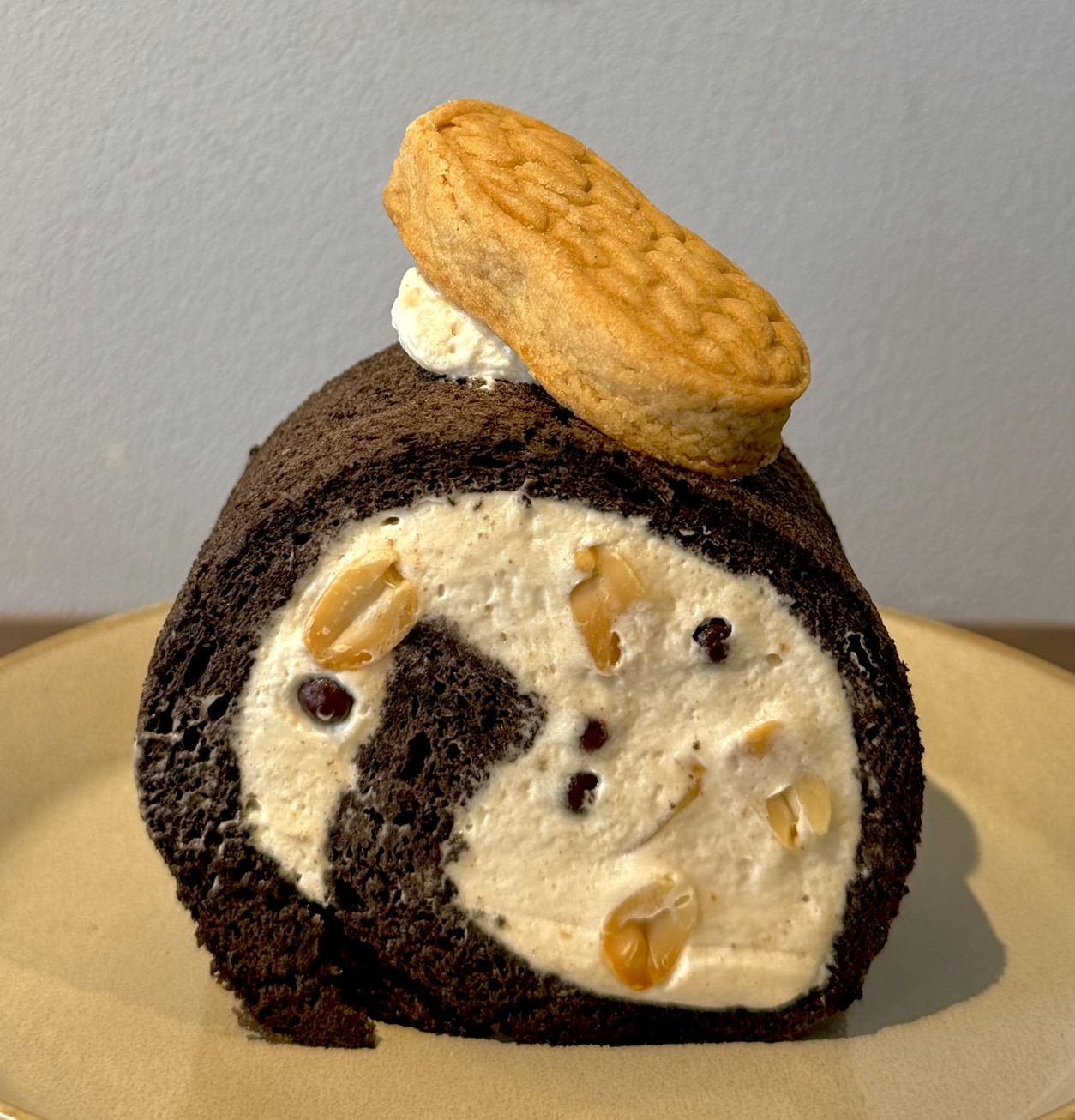 ピーナッツだらけのチョコロール