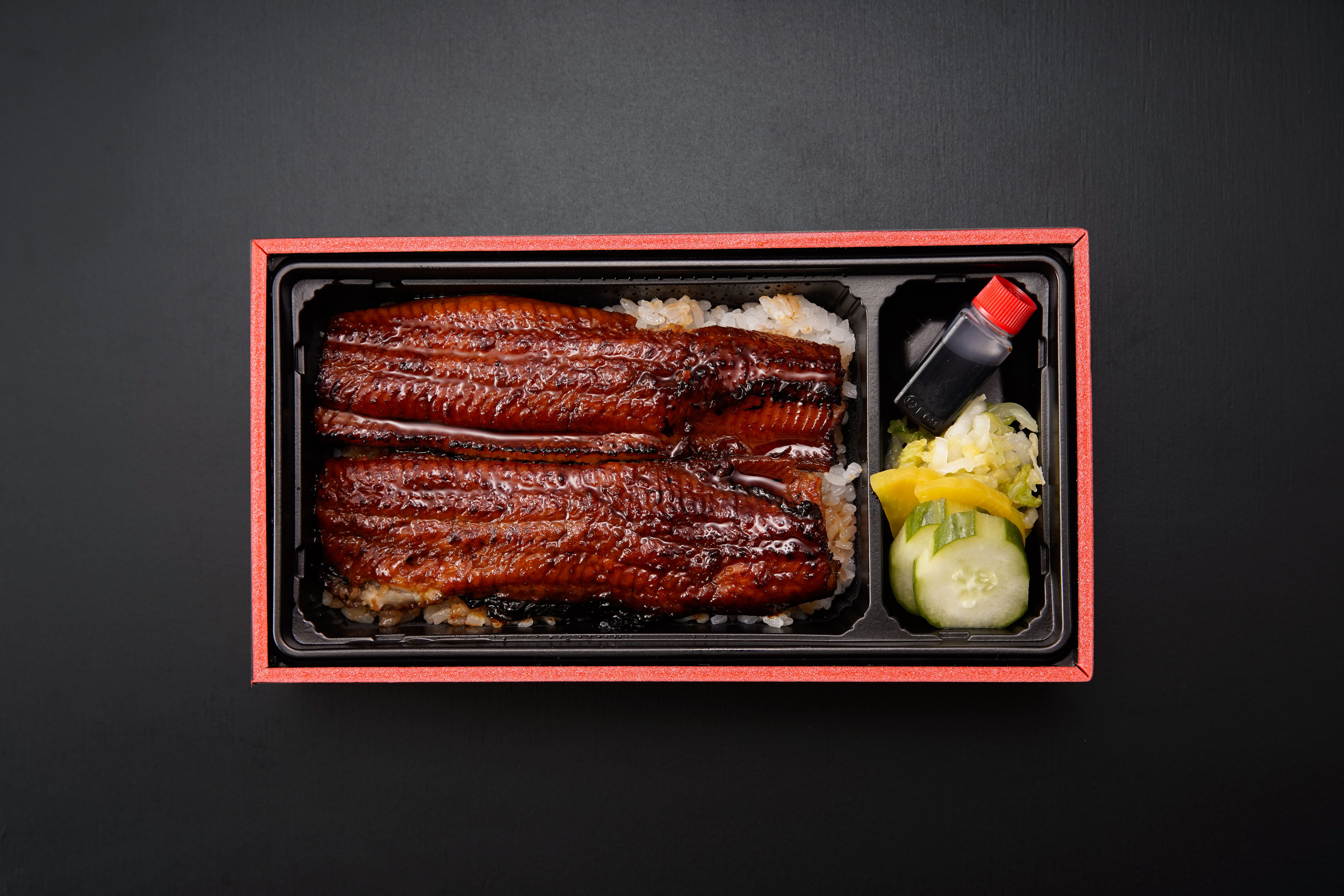 博多座限定　鰻弁当　大　1,800円(税込)