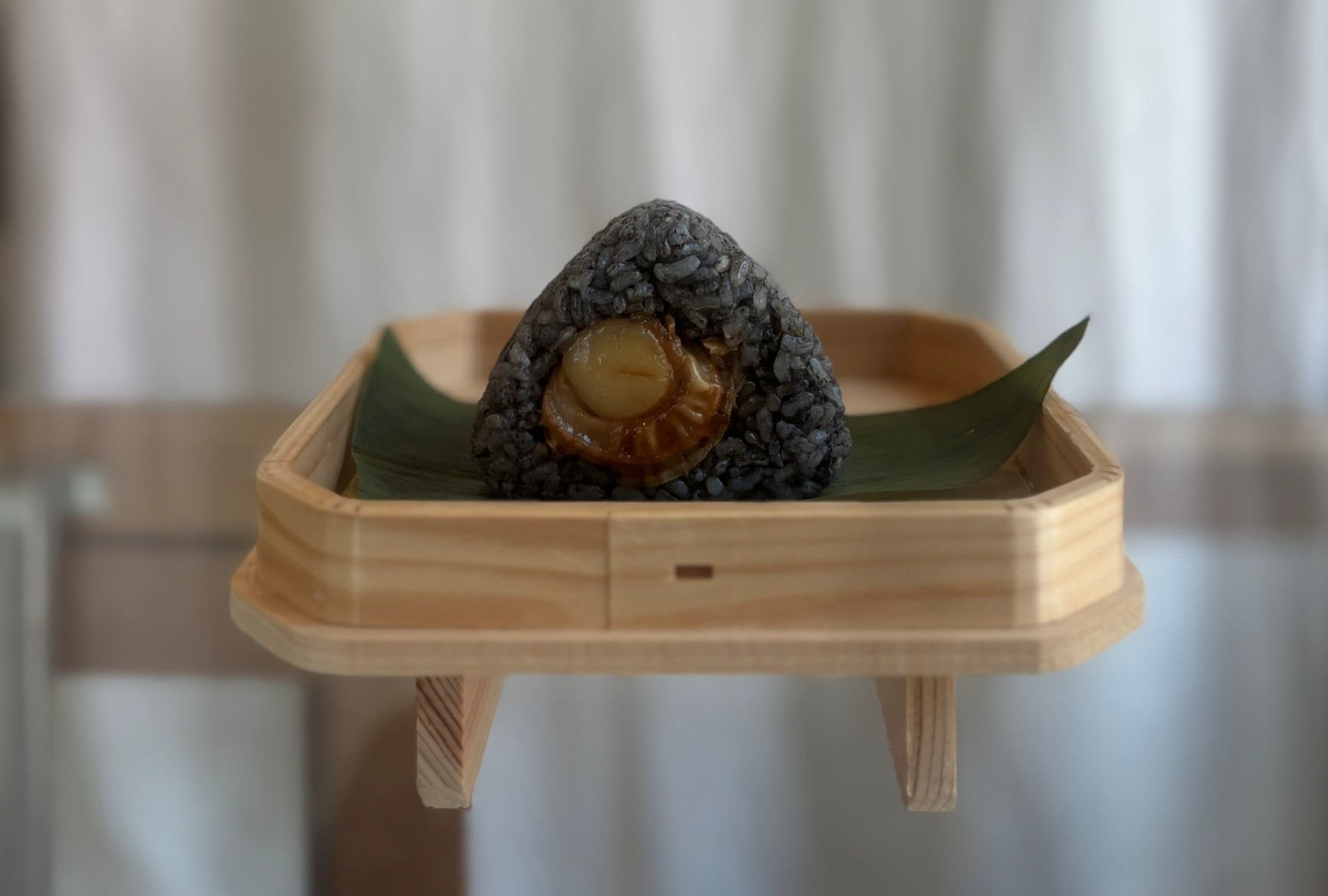 帆立とイカ墨のおむすび 400円(税込)