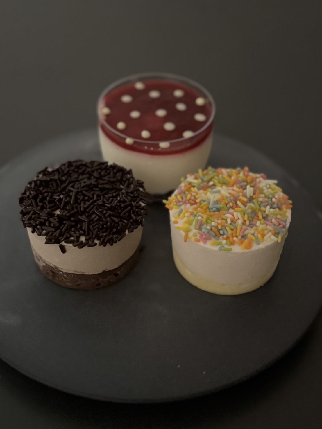 ドットベリー レアチーズケーキ、チョコスプリンクル レイヤーチーズケーキ、ピーチスプリンクル レイヤーチーズケーキ